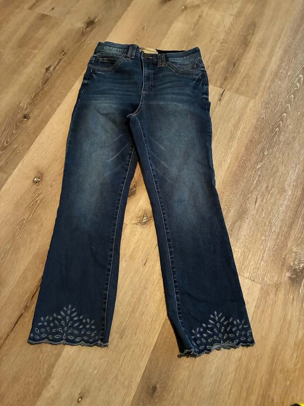 Democracy Women's Dark Wash Scallop Hem Embroidered Cropped Jeans Size 8
